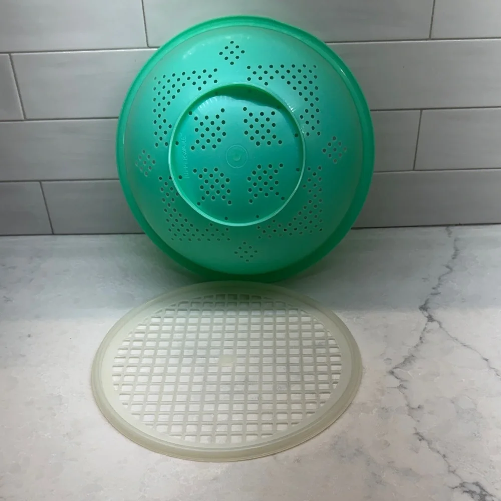 Tupperware Mint Green Colander with Lid